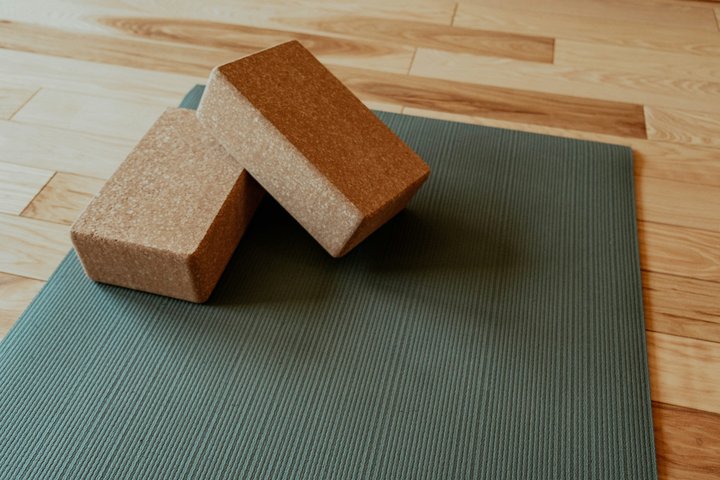 Yogablöcke und Yogamatte